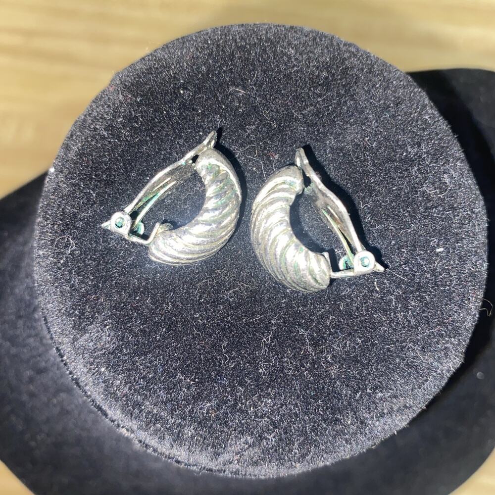 Vintage Ribbed Shrimp Shell Clip On Earrings Domed Silver Tone 7/8” Long
